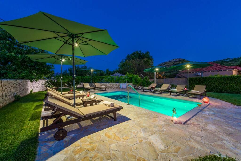 Vila Vergatum-Privacy,Gym,Billiards,Table Tennis Donji Brgat エクステリア 写真